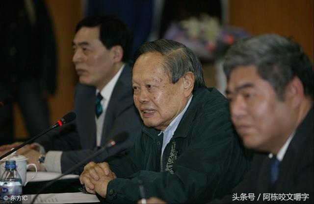 非要拿霍金与杨振宁作比较,那就比一比