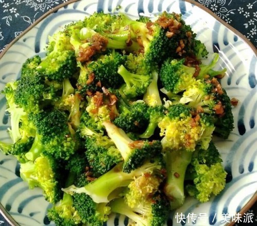 带女友头次回家,女友准备好礼还帮忙做饭菜,妈妈让我和女友分手