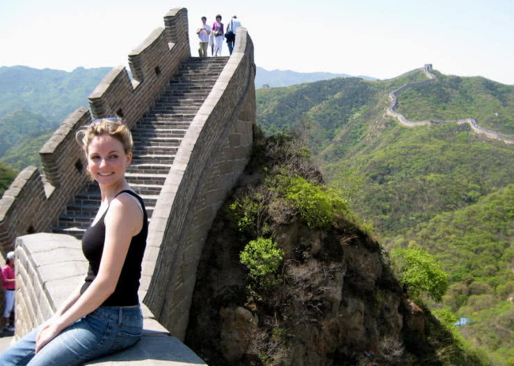 在长城行走,遇到一大群外国人,说的普通话游客