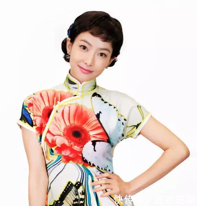 秦岚宋茜同穿水墨旗袍, 虽只相差六岁, 却是少女