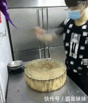 搞笑GIF:虐死单身狗,吃个面条要不要这么刺激