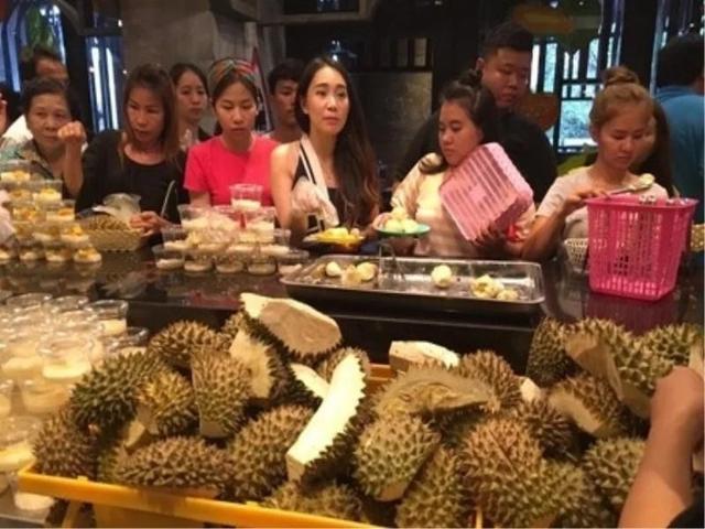 女性去泰国游吃水果自助餐,一天吃掉几吨重榴