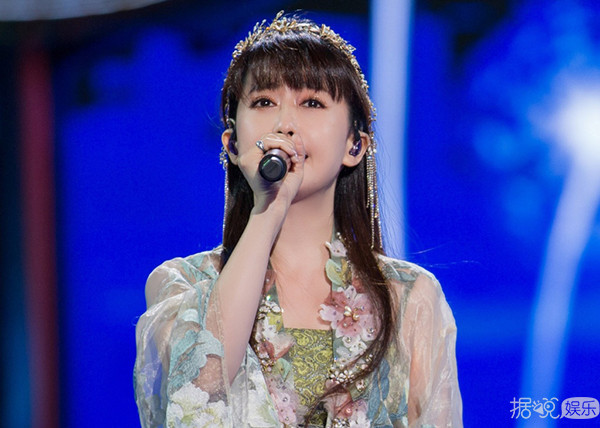 曾排名华语乐坛女歌手NO.1的她离婚是因跟女助理有染？