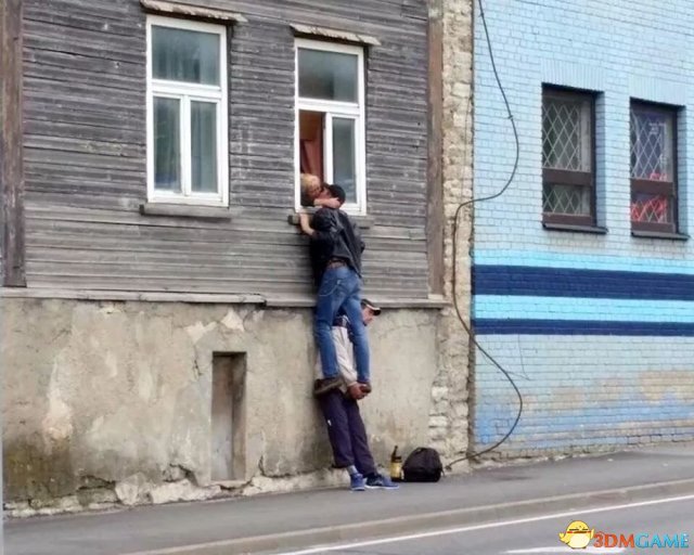 周一雷人搞笑囧图福利多 两美女卿卿我我羡煞旁人