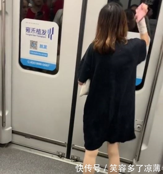 一女子在地铁上撒野,用手机砸车门拉制动,引发众网友猜测和愤怒