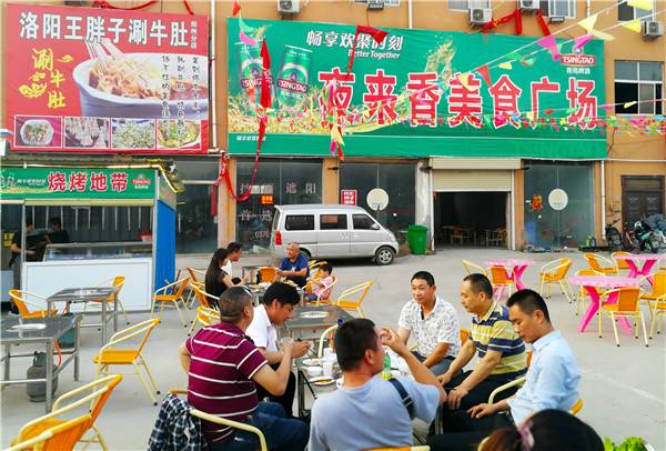 郑州夜市新秀\"洛阳王胖子涮牛肚\"开张 食客们争相尝鲜