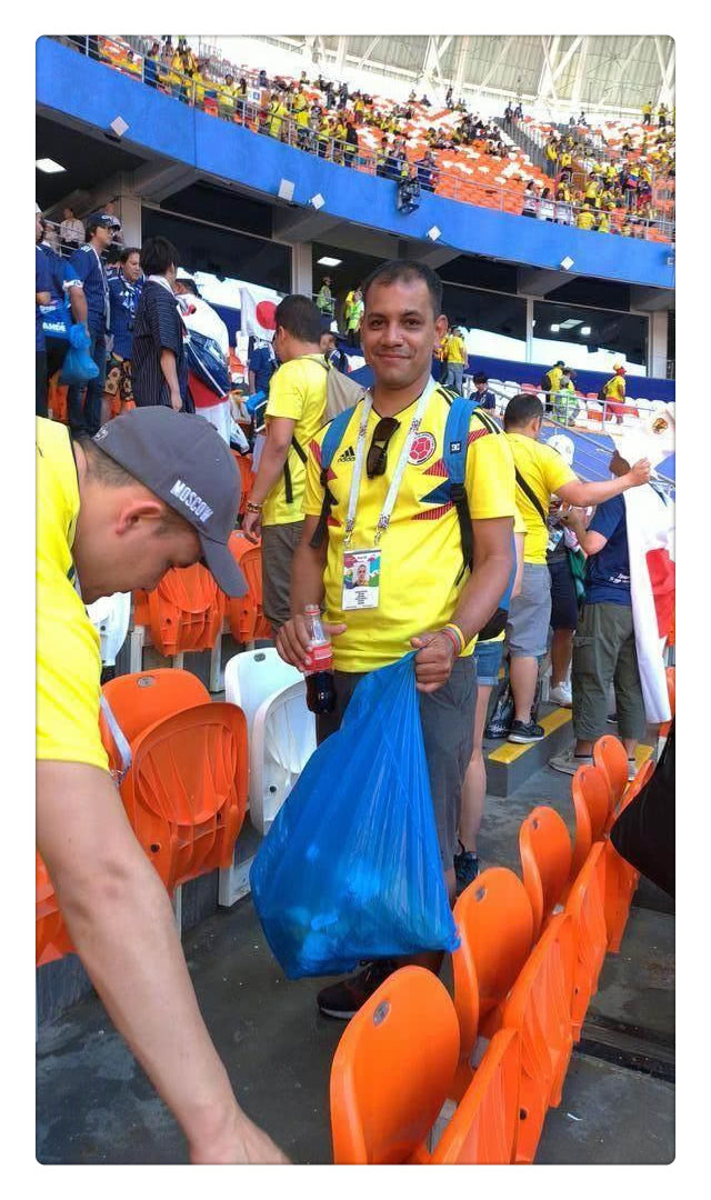 世界杯日本球迷赛后清理看台垃圾,这就是日本