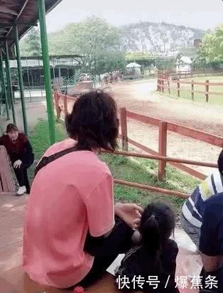 戚薇苏州拍戏李承铉带女儿探班,父女俩现身马