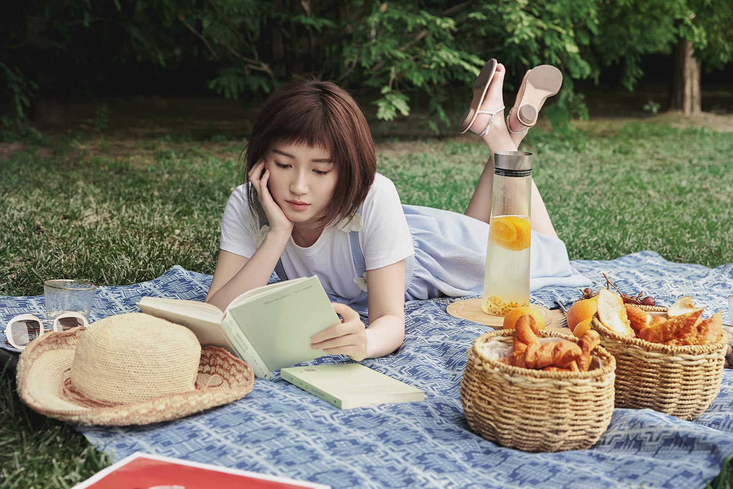 苏青田园造型满分 恬静少女享受午后阅读时光