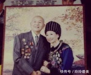 网友机场偶遇韩雪,安检时无意的一个动作,透露