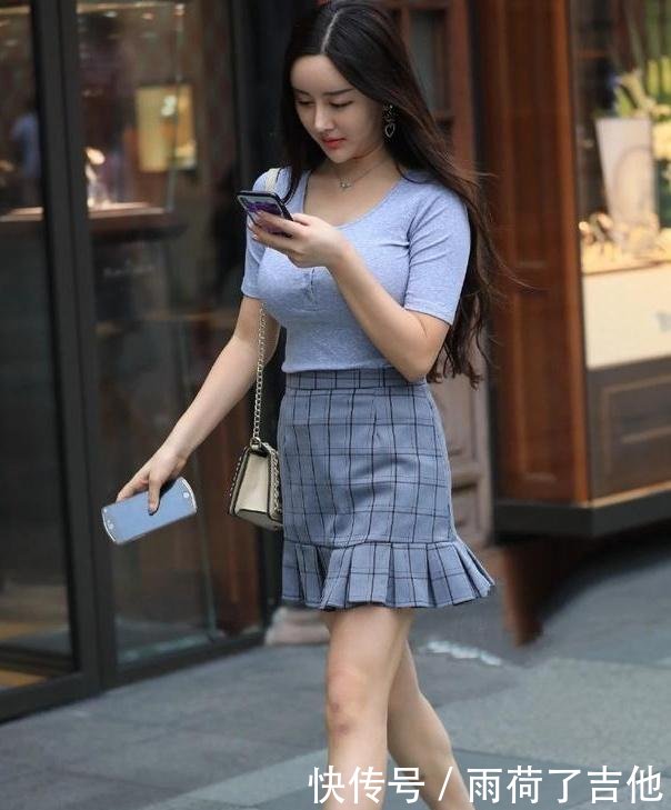 街拍短袖美女的小女神,气质姐姐配格纹紧身,凸短裙小笼包图片