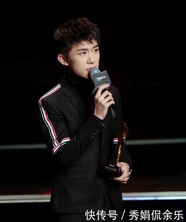 易烊千玺参加活动,衣服上的字引关注,不会是那