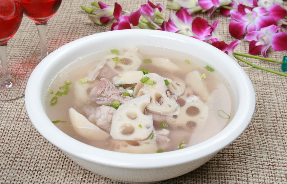 莲藕排骨汤怎么做好吃又简单 t01886b1803e1491f10.jpg