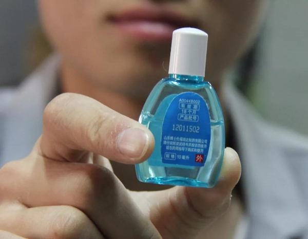 担心眼药水含防腐剂,大学教授用生理盐水滴眼睛 差点失明