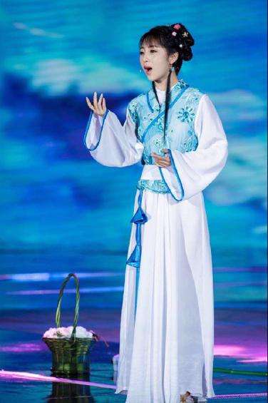 星光大道中她被誉古典第一美女,在最红时嫁云