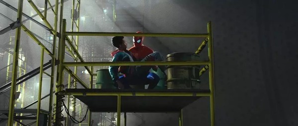 6位蜘蛛侠一次性同框，能在电影院里看漫画简直太酷了！