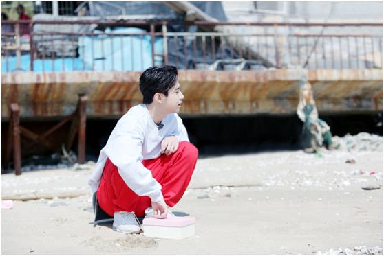 刘宪华练琴落下颈椎病,节目录制表情难受,敬业