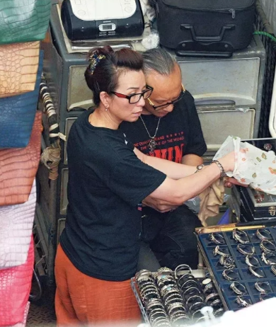 TVB性感女星爸爸卖假货被捕，哭诉工资低如洗碗工，养不起全家，如今翻身做女主