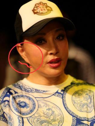 然而仔细看的情况下,却发现刘晓庆的耳朵似乎有点点不对劲儿呀.