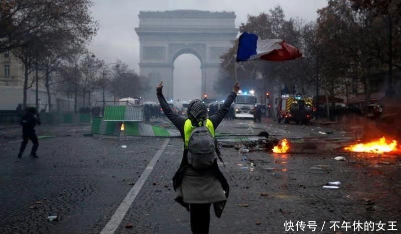等等,为什么法国乱了是骚乱,当年乌克兰乱了