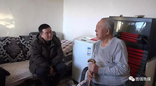 林业局党委书记吴炳岩走访慰问老干部,并致以