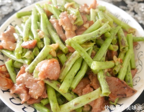 爸妈不回家过年,我到大伯家拜年,看着饭菜觉得自己有点不好意思