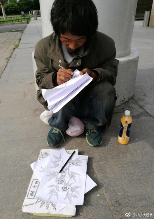西安流浪汉街头自学手绘 42岁王小明认真绘画引围观（2）