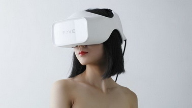 FOVE 0具备眼球追踪技术 手柄控制更有手感