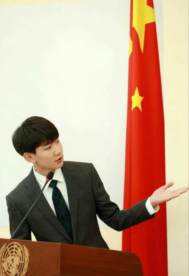 王源赴美国参加联合国青年峰会,戴口罩双眼充