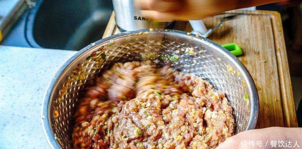 调肉馅时,先加水还是先放油?总有人做错,难怪