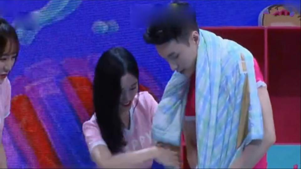 心疼 快乐大本营 张艺兴腰伤抱鞠婧祎却嘲笑肾虚