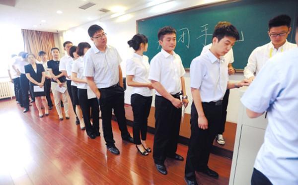 面试官：你父母是干什么工作的？90后霸气回复，面试官很尴尬