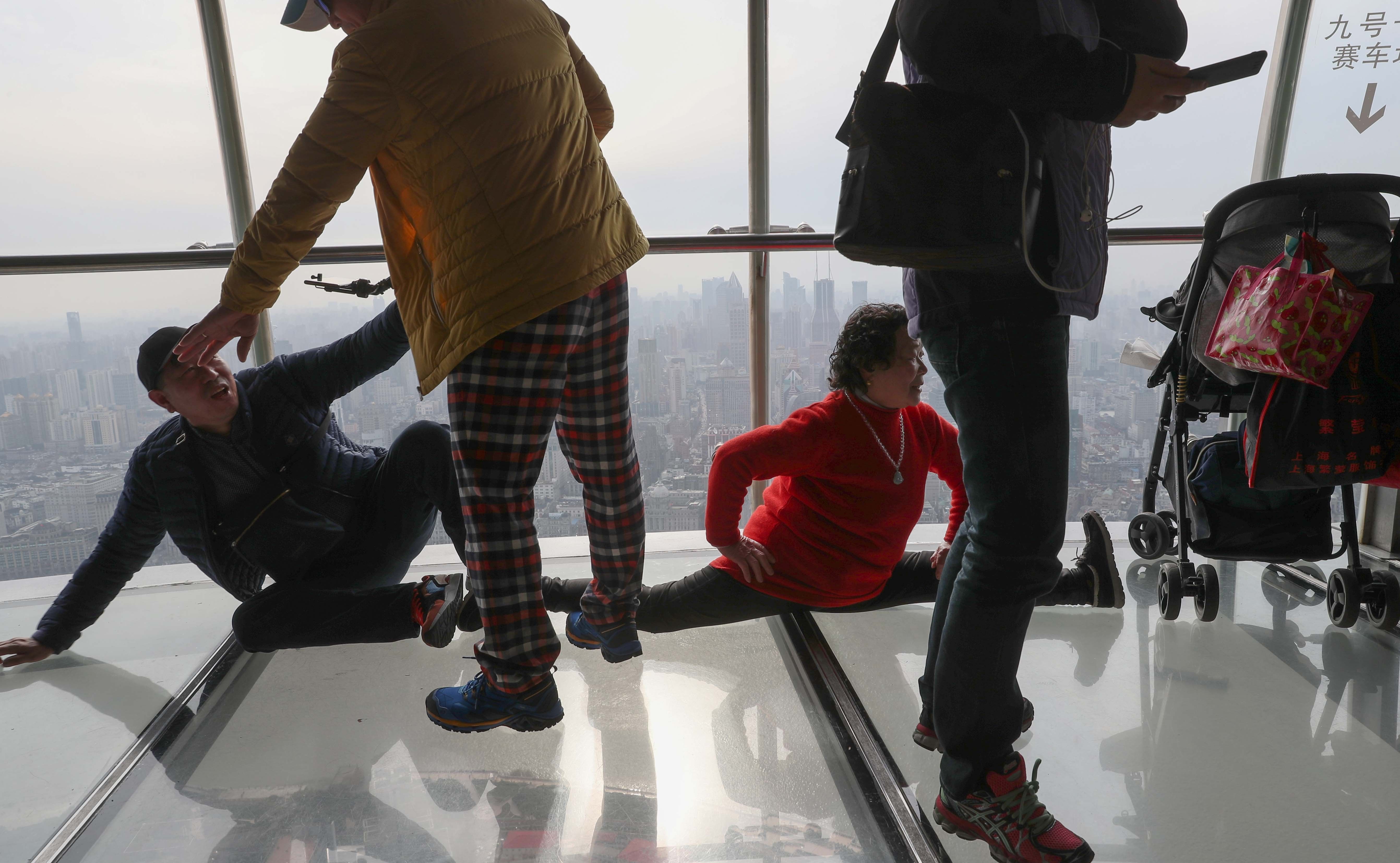 上海六旬大妈259米透明悬空观光廊练一字马