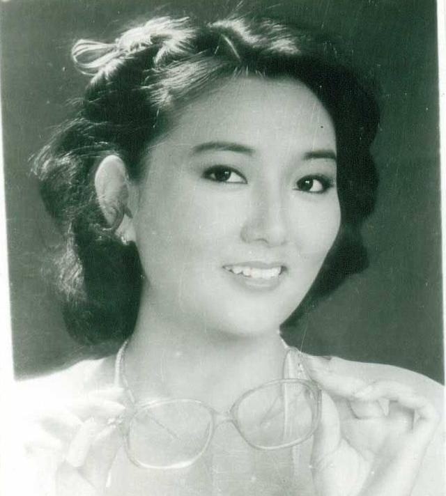 马敏儿,16岁出道,一出道就以《鳄鱼泪》和《变色龙》迅速红遍香港演