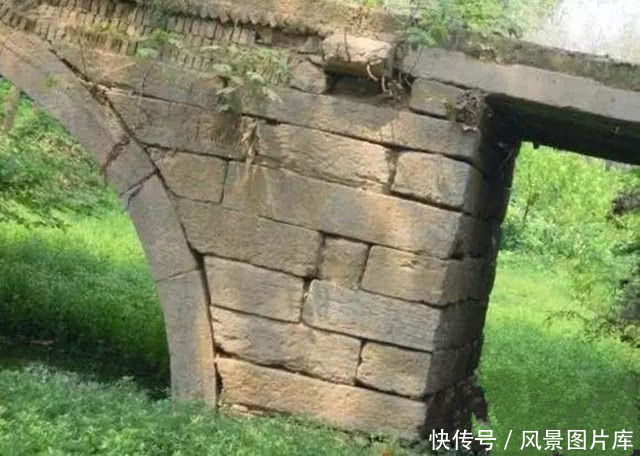 河南有一古桥,桥下插一把千年宝剑,几百年来没有人敢拿走!