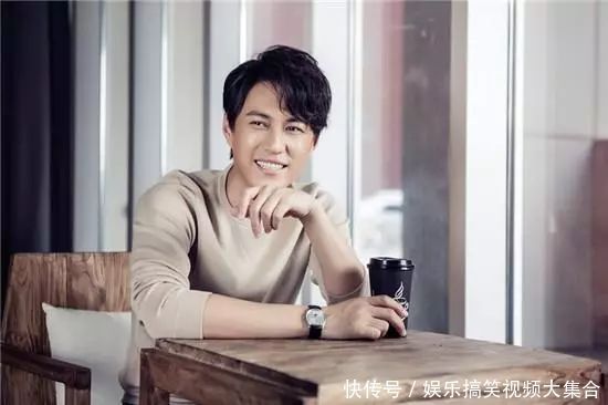 靳东进商场参加活动,和粉丝握手差点被撂倒,他