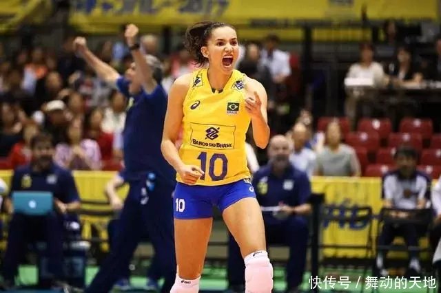 巴西女排名将拿到印有朱婷的扇子,真的是笑开