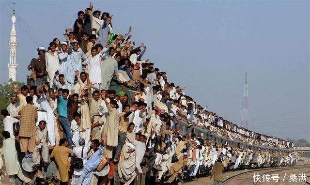 印度唯一航母起火,呛死军官一名,局座预言又已