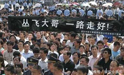 资助1百多名穷困学生,死后却无钱下葬,5年后妻子驾车被砸身亡