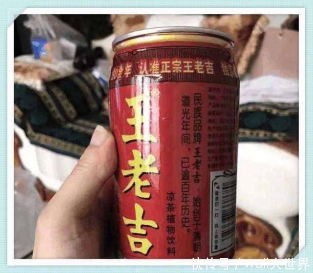 男子买一箱王老吉, 撕掉外包装后出现惊险一幕 网友: 反正喝不死