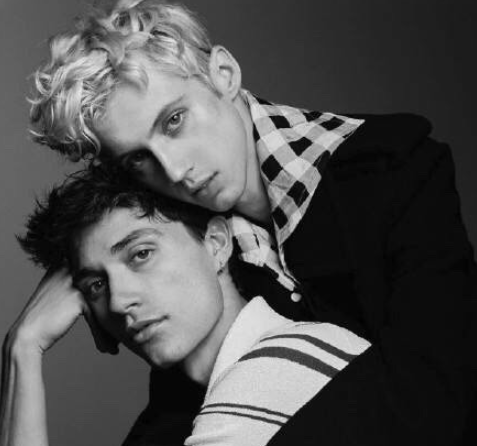 戳爷与男友几个动作出卖感情,狗粮分分钟管饱