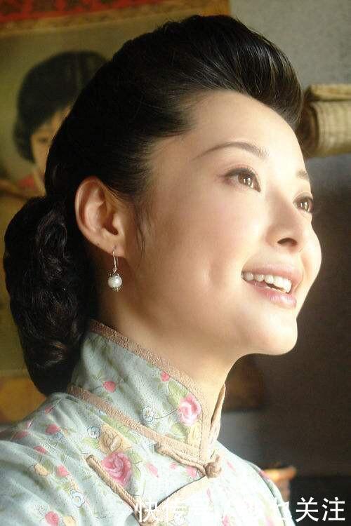 前男友和她杠上了发文称袁立是过气女明星,还