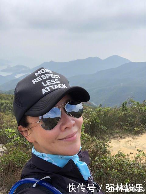 52岁刘嘉玲素颜登山,稳坐悬崖超大胆,网友大妈