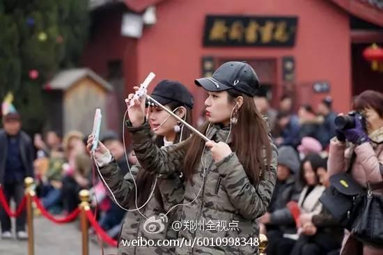 河南开封美女双胞胎网红直播庙会 上头香引围