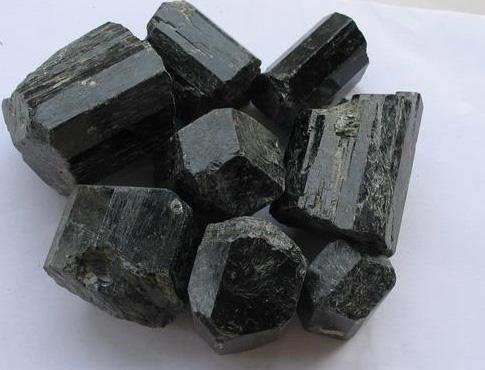 一般酸性和碱性岩浆岩中的黑云母,feo高,mgo低;基性岩和超基性岩中的