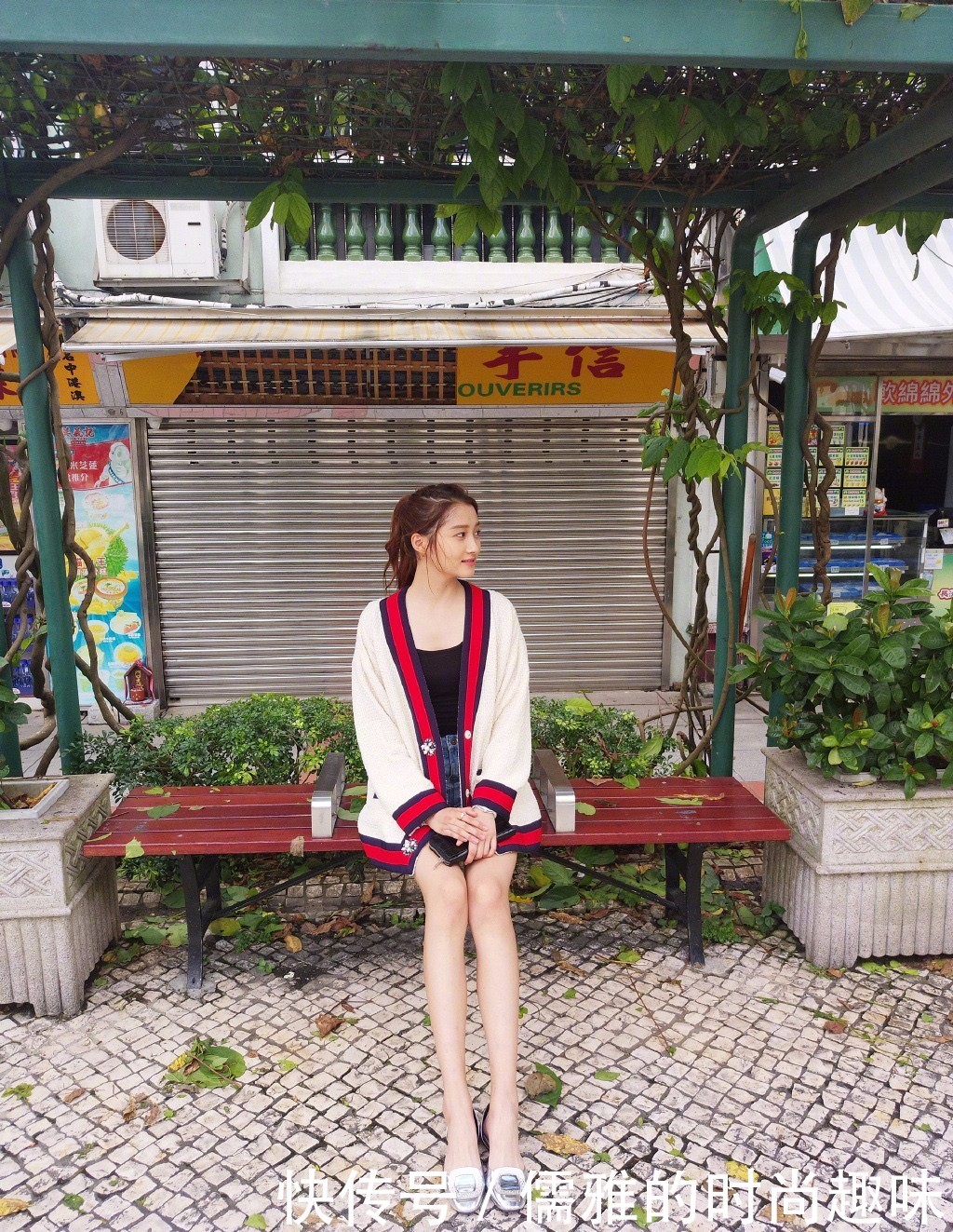 关晓彤合影老爸俏皮可爱,裙子穿出少女感,网友