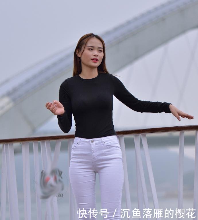 街拍 修身型牛仔裤, 把女性的整个下身曲线完美