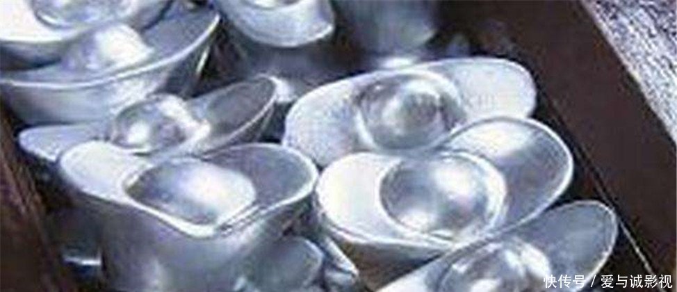 一品官员告老还乡,太穷拉几箱砖撑脸面,乾隆换