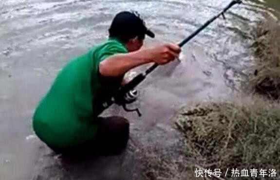 男子臭水沟中钓鱼,路人都嘲笑他傻,随后的画面,路人尴尬了