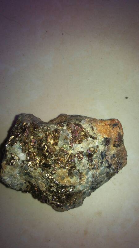 请问这块石头是金矿石吗